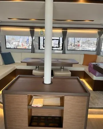 Fancy Sailing Úszó hotel Athén